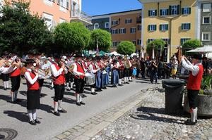 Die beiden Stadtkapellen von Oberndorf und Laufen spielen gemeinsam die Europahymne.