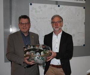 Herr Bürgermeister Winter bedankte sich bei Herrn Michael Lübke, dem langjährigen Verwaltungsleiter des Amtes Planen und Bauen.