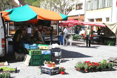 Wochenmarkt in Oberndorf am Neckar auf dem Schuhmarktplatz